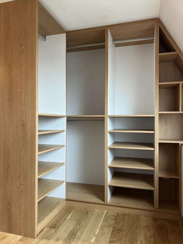 Vous voulez découvrir notre dernière réalisation ? Un dressing ouvert sur-mesure !